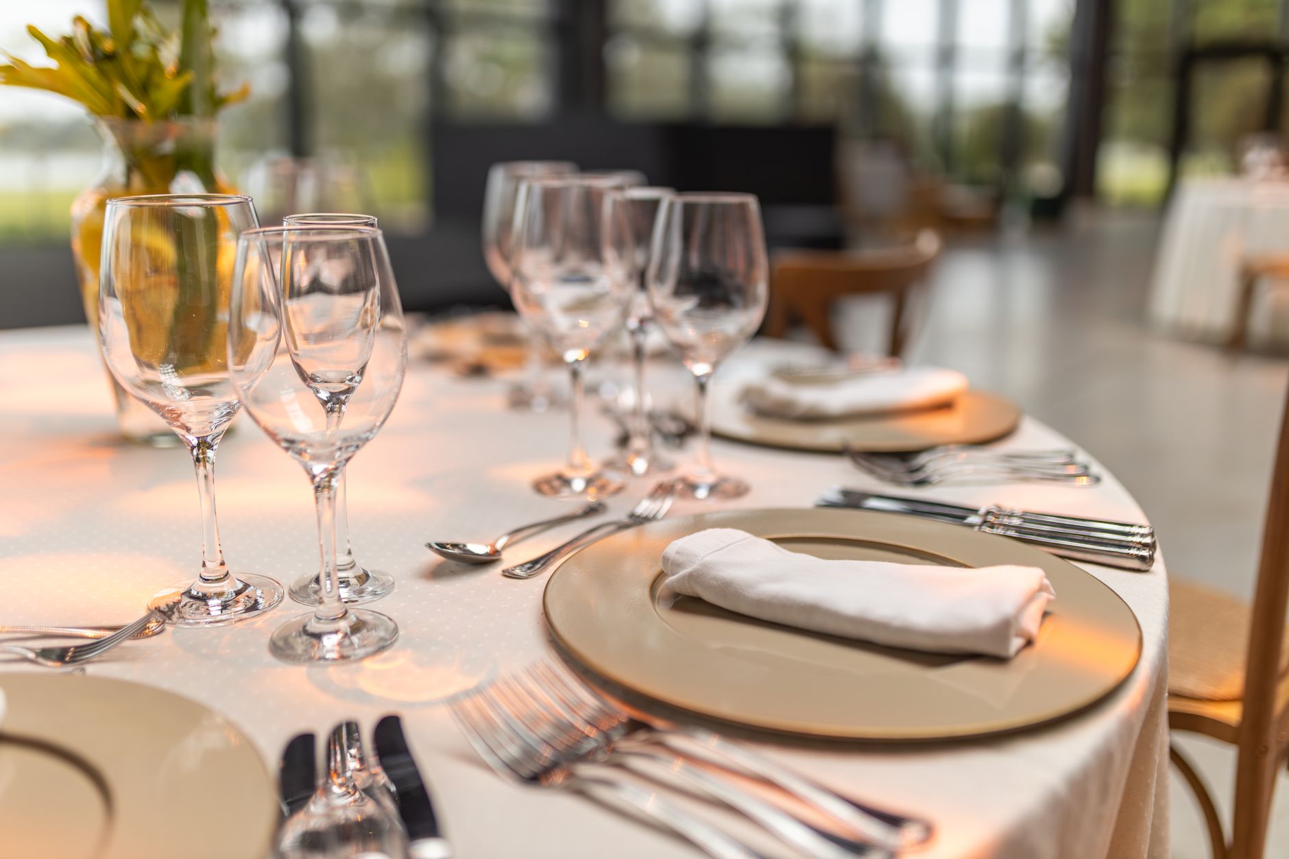 Elegancko nakryty stół z kieliszkami i serwetkami w restauracji fine dining
