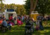 Tłum ludzi na plenerowym festiwalu food trucków w parku