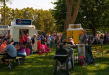 Wasze pytanie: które polskie miasto jest stolicą food trucków Tłum ludzi na plenerowym festiwalu food trucków w parku