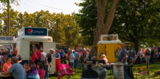 Tłum ludzi na plenerowym festiwalu food trucków w parku