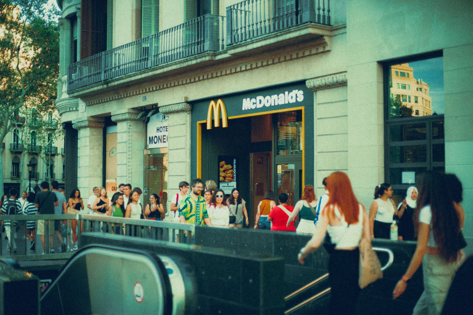 Tłum przechodniów przed zatłoczoną restauracją McDonald’s
