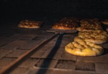 Bochny złotego chleba wypiekane w tradycyjnym kamiennym piecu