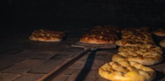 Bochny złotego chleba wypiekane w tradycyjnym kamiennym piecu