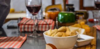 Deska serów z winem i dipami na drewnianym stoliku