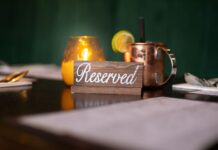 Zarezerwowany stolik w ciepłym świetle świecy w eleganckiej restauracji