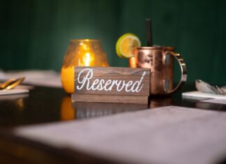 Zarezerwowany stolik w ciepłym świetle świecy w eleganckiej restauracji