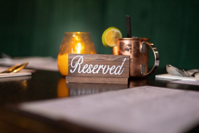 Zarezerwowany stolik w ciepłym świetle świecy w eleganckiej restauracji
